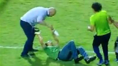 القصة الكاملة لاعتداء حسام حسن على «مصور» بعد مباراة المصري والغزل.. «العميد» يطارد أحد المصورين وإبراهيم حسن: لاعبو المحلة «مستفزين».. «عامر»: لا عودة للجماهير