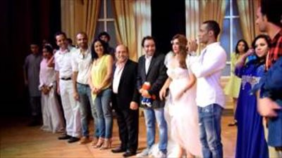 بالفيديو.. محمد رمضان يطلب من ممثلي مسرحيته التصفيق للجمهور