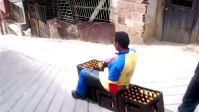 بالفيديو.. عمال يبتكرون أسرع طريقة لنقل البضاعة