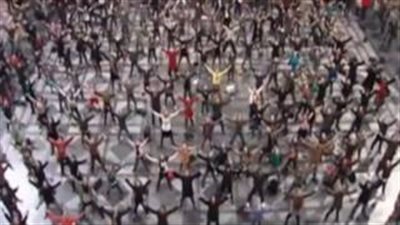 بالفيديو.. وصلة رقص لأب ونجلته داخل محطة قطارات