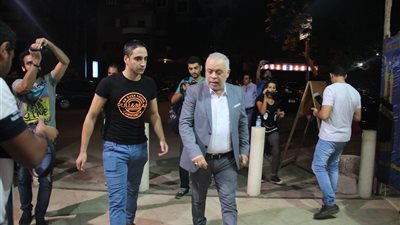 أشرف زكي يصل عزاء والد آمال ماهر بالحامدية الشاذلية