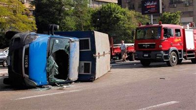 إصابة 11 شخصا في انقلاب سيارة ترحيلات بطريق الفيوم الصحراوي