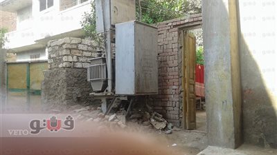 بالفيديو.. محول كهربائي بقرية في الشرقية يهدد حياة الأطفال