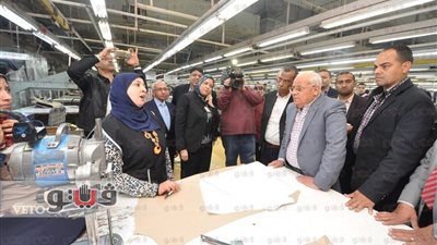 بالصور.. محافظ بورسعيد يتفقد مصنع شركة الشرق الأوسط