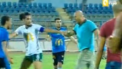 بالفيديو.. أحد أفراد الجهاز الفني للمصري يركل لاعب المحلة «بقوة»