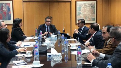 وزير السياحة والآثار يبحث إيجاد حلول  لمشكلات القطاع