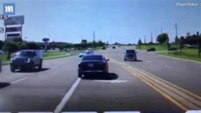 بالفيديو.. لحظة إنقاذ رجل سائقا أصيب بنوبة قلبية داخل سيارته