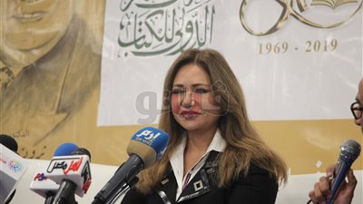 ليلى علوي: سعيدة بزحمة معرض الكتاب والمكان الجديد راقٍ