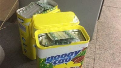 إحباط تهريب كيلو ذهب و2700 قرص مخدرة بحوزة راكبين بمطار القاهرة