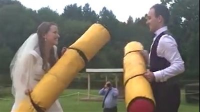 بالفيديو.. عريس يتسبب في سقوط عروسه بسبب «الهزار»