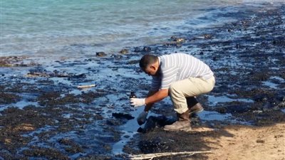 «البيئة»: إجراءات عاجلة للسيطرة على تلوث زيتي بـ«رأس غارب»