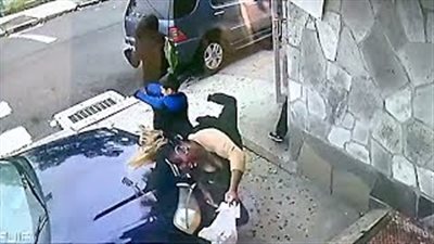 بالفيديو.. امرأة تخاطر بحياتها لإنقاذ طفل من عملية دهس