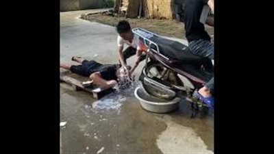 بالفيديو.. تجفيف شعر شاب باستخدام دراجة بخارية