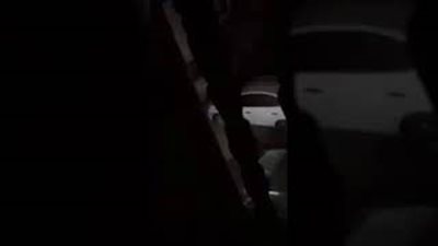 لحظة تهجم رجل على طليقته بالسعودية (فيديو)