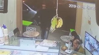 لقطات صادمة للص يعتدي على امرأة ويسرق هاتفها (فيديو)