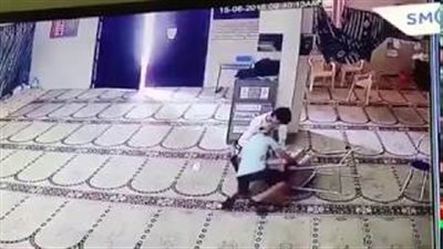 لحظة سرقة 3 أطفال صندوق تبرعات من مسجد (فيديو)