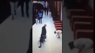 شاهد.. اعتداء سائح على عاملة نظافة بطريقة وحشية