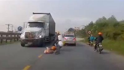 أم شجاعة تنقذ طفلها من الموت دهسا ( فيديو)