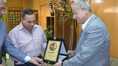 محافظ الإسماعيلية يضع جدولا زمنيا لتسليم الوحدات السكنية الجديدة