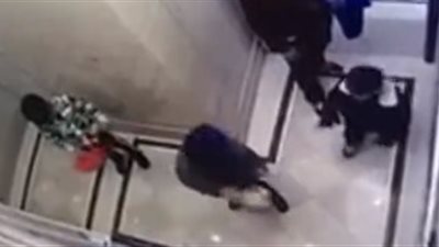 لحظة سقوط سقف على رأس صبي داخل مبنى سكني (فيديو)