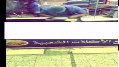 بالفيديو.. عامل يبصق بالطعام بأحد المحال في السعودية