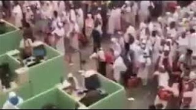 بالفيديو.. منظر مهيب لحجاج يرددون الأناشيد لحظة وصولهم مطار جدة