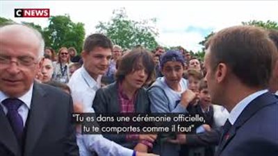 الرئيس الفرنسي يوبخ صبيًا ناداه «مانو» (فيديو)
