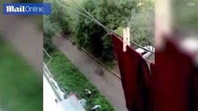 بالفيديو.. لحظة سقوط طفل من الطابق الخامس وإنقاذه بأعجوبة