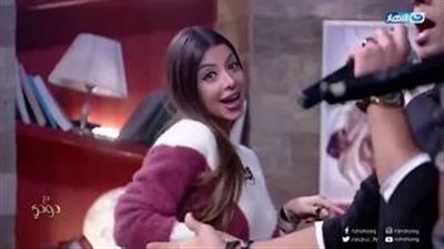 مذيعة «النهار» تشعل الاستوديو بوصلة رقص على أغنية «دلع بنات» (فيديو)
