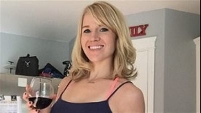 بالفيديو والصور.. امرأة تمارس تمارينها الرياضية باستخدام زجاجات النبيذ