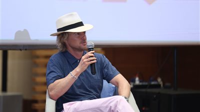 أوين ويلسون عن عمرو دياب: حاولت ترجمة أغانيه.. وبشرى: الهرم الرابع