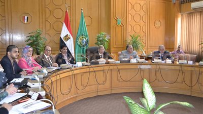 محافظ الإسماعيلية يناقش مقترح ميكنة الهيكل الإداري بالمستشفى العام