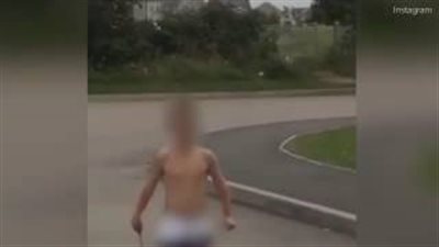 بالفيديو.. طفل يهدد مجموعة مراهقين بسكين