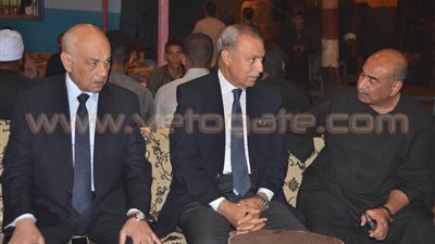 بالصور.. محافظ قنا يقدم العزاء في شقيقة «نائب دشنا»