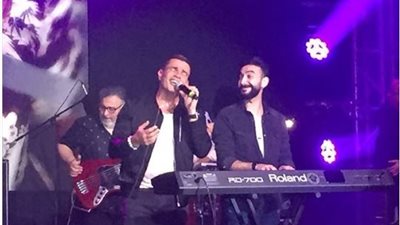 عمرو دياب يدعم المنتخب الوطني في روسيا بأقوى أغانيه (فيديو وصور)