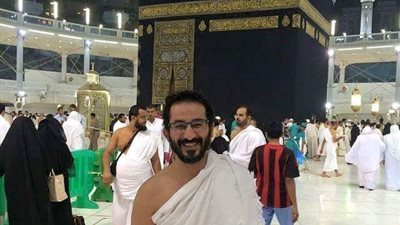 أحمد حلمي ينشر صورة خلال تأديته مناسك الحج