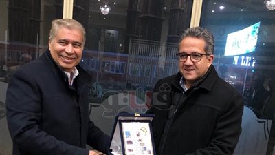 محافظ المنيا يكرم وزيري الآثار والسياحة ويهديهما درع المحافظة (صور)