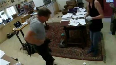 رجل يطلق النيران على نفسه بالخطأ (فيديو وصور)