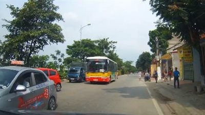 لحظة انقلاب شاحنة ضخمة على الطريق (فيديو)