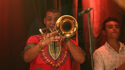 «أوسكاريزما» تتألق بحفل موسيقي في ساقية الصاوي