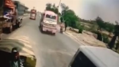 نجاة رجل من شاحنة طارت أعلاه بشكل لا يصدق (فيديو)