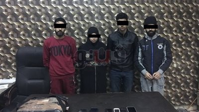 ليلة سقوط عصابة النصب على راغبي السفر عن طريق الـ «فيس بوك».. 4 أشخاص يوهمون الضحايا بحجز تذاكر الطيران بأسعار مخفضة.. المتهمون اعترفوا بالاستيلاء على 92 ألف جنيه من 10 أشخاص.. والنيابة تأمر