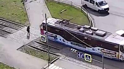 ترام يصدم مراهقا بسبب سماعات الرأس (فيديو)