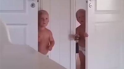 معاناة أم حاولت كثيرا لـ «نوم» طفليها التوءم (فيديو)