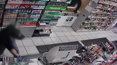 عامل ينقذ متجرا من السرقة بسرعة بديهته (فيديو)