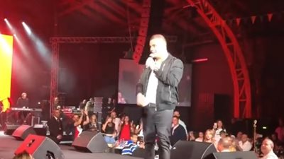 عمرو دياب يغازل دينا الشربيني في حفل روسيا: والله بحبك موت (فيديو)