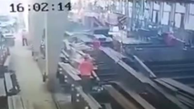 لحظة سقوط عمود من الصلب على عامل (فيديو)