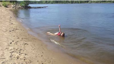 بالفيديو.. سقوط مروع لفتاة في البحر