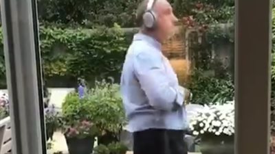 رجل يرقص بحماس أمام الكاميرا (فيديو)