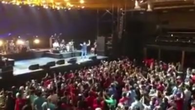 حماقي يغني «ما بلاش تغيب عنا تاني يا صلاح» في حفل روسيا (فيديو)